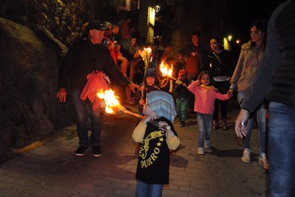 Imagen de archivo de la bajada infantil de fallas en Durro.  