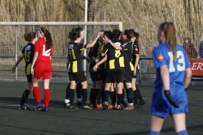 Les jugadores del Pardinyes celebren un dels gols.