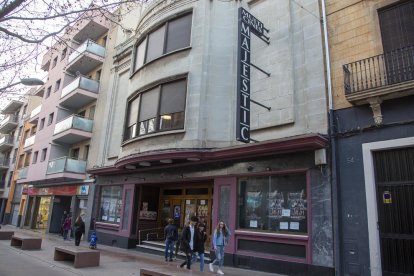 Vista general de la façana dels Cinemes Majèstic, ubicats a l’avinguda de Catalunya.