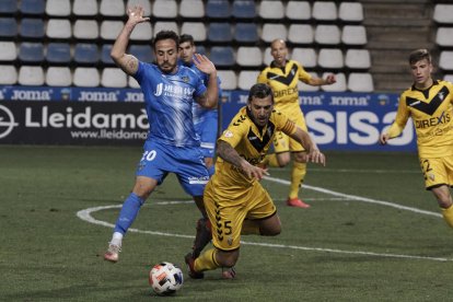 Álvaro pugna amb un rival en una acció del partit d’ahir.