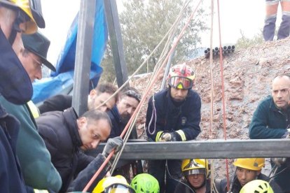 Entrada de los mineros y trabajos de control en el pozo de Totalán.