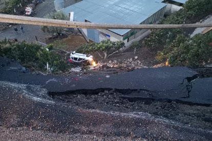 Un turismo cayó tras hundirse la calzada en Málaga.