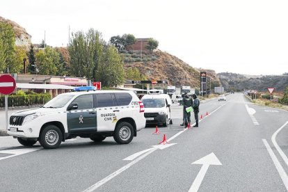 Uno de los controles de la Guardia Civil en el municipio de Castellonroi.