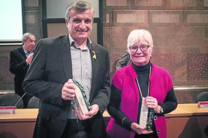 Vilagut, junto a la ganadora del premio de poesía, Glòria Calafell.