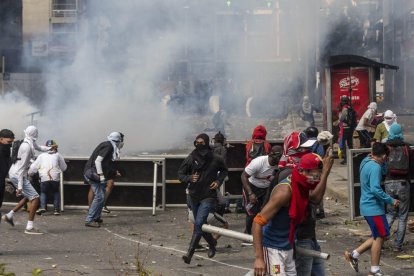 Enfrentamientos en las calles de Caracas entre detractores de Maduro y las fuerzas de seguridad.