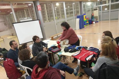 Talleres diversos  -  Desde el Hoquei Club Alpicat se organizan diversos talleres que van desde la reparación de sticks, lo que permite alargar la vida útil de este material, hasta sesiones de costura para reparar prendas, con el consiguiente aho ...