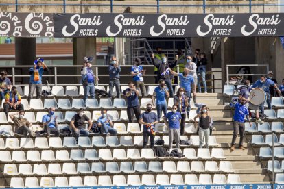 Algunos de los espectadores que fueron el domingo al estadio.