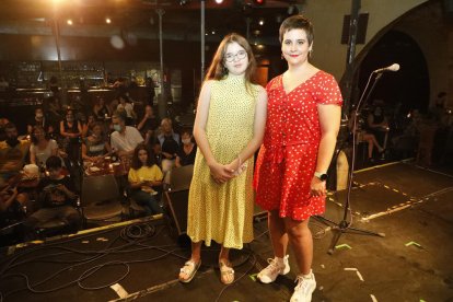 El ‘Cafè Curt’, de estreno  -  La cineasta leridana Alba Naranjo (en la foto junto a una de las niñas protagonistas, Blau Juvillà) estrenó anoche en el ciclo Cafè Curt del Cafè del Teatre de Lleida su nuevo cortometraje, Querida Clara, ro ...