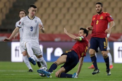 Sergio Busquets pelea un balón con el centrocampista de Kosovo Bersant Celina.