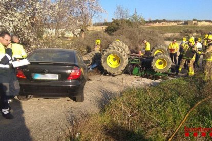 Vista del tractor ahir després de la col·lisió amb un vehicle en un camí al costat de la C-45 a Maials.