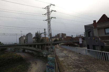 El hombre se electrocutó en la parta más alta de la torre de alta tensión. 