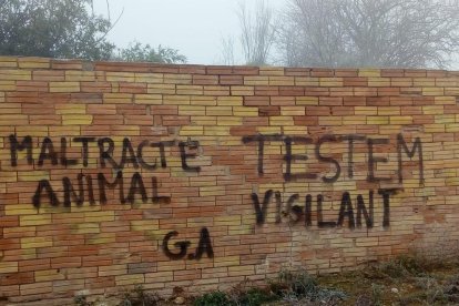 Pintada contra una granja en las Garrigues