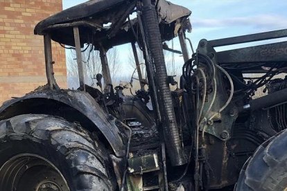 Estado en el que quedó un tractor tras el incendio. 