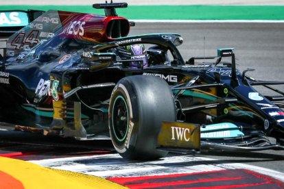 Lewis Hamilton buscarà avui en el traçat portuguès la seua ‘pole’ número 100.