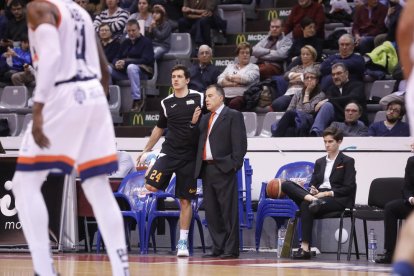 Aranzana dóna instruccions a Lafuente en el duel contra el Melilla.