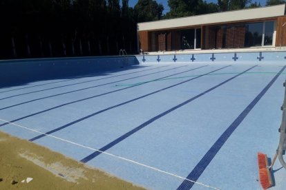 La piscina del CT Urgell vacía donde ayer comenzaron los trabajos de mantenimiento.