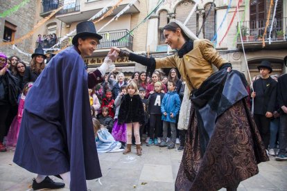 El Bonic i la Bonica escenificant el tradicional ball pla a la plaça del Pati abans de donar inici a la rua.