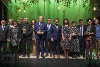 Foto de familia de los galardonados con las autoridades y representantes del Centre Cultural.