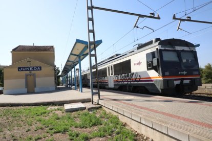 Un tren detenido en la estación de Juneda.