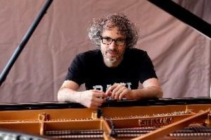 Otorgan la nacionalidad española al pianista y activista James Rhodes