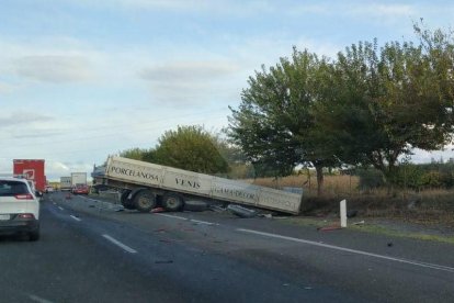 Una vista del accidente con tres camiones trailer implicados.