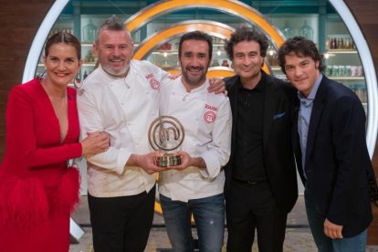 Los ganadores posan con el jurado y con el trofeo que compartieron.