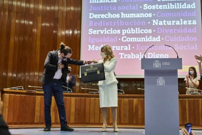 Iglesias escenificó su relevo entregando la cartera de su vicepresidencia a Yolanda Díaz.