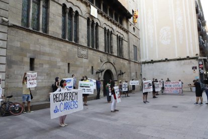 Concentració ahir davant de la Paeria per reivindicar el dret a la mobilització.