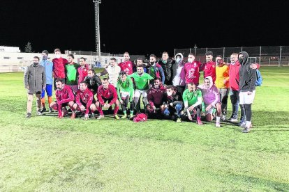 L’equip Nostàlgia Lleida, recent campió del torneig de Futbol 7, que va destronar el Cafè París.