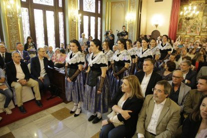 Les pubilles, a l’entrar al saló de plens de la Paeria a les passades Festes de Maig.