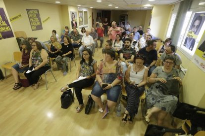 Assistents a l’assemblea d’ERC en la qual va quedar ratificat el govern tripartit a la Paeria.