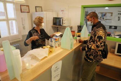 Más demandas de ayuda - El centro de día de la fundación Arrels, situado en la calle la Palma de Lleida, ofrece cada día servicio de desayuno y merienda para las personas sin recursos. Aseguran que “hay más demandas de alimentos tras la pand ...