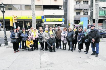 Cartes als presos - Una vintena de membres del col·lectiu Cantaires de Ponent es van reunir ahir a l’oficina de correus de la rambla Ferran de Lleida per enviar cartes als líders independentistes empresonats i exiliats per l’1-O. Molts d’el ...