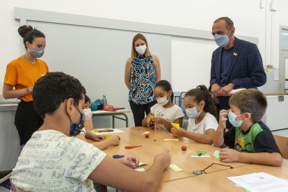 El alcalde de Lleida, Miquel Pueyo, visitó ayer el centro Pràctiques I, donde se han impartido talleres. 