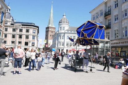 La ballena 'Kujira' del Centre de Titelles se pasea por Dinamarca