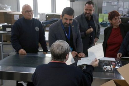 El conseller Chakir El Homrani visitó ayer en Barcelona un centro especial de trabajo.