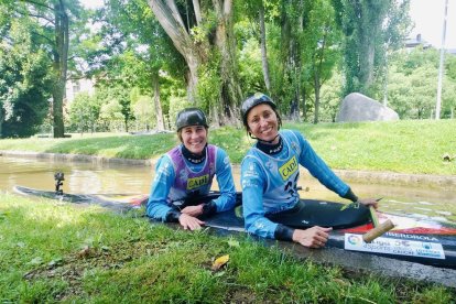 Vilarrubla i Mengual, sobre una canoa doble pel canal olímpic.