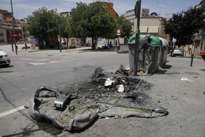 Contenedores calcinados en la plaza del Dipòsit, donde se inició el acto vandálico. 