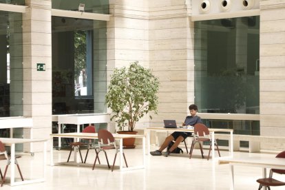 La Biblioteca Pública de Lleida adaptó ayer un claustro como sala de estudio. La biblioteca de Les Borges, preparada para reabrir hoy.