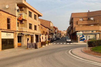 Una calle de Alpicat que aglutina a varios comercios.