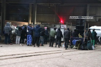 Els Mossos desallotgen la nau de Llinars del Vallès on s'estava celebrant una festa il·legal