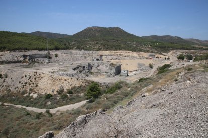 Runa i edificis semienderrocats als terrenys de l’antiga explotació minera.