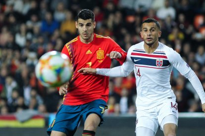 Morata disputa un balón con un defensa noruego.