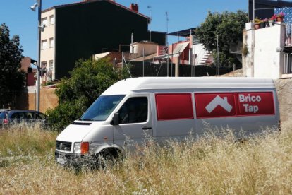 La furgoneta, al dipòsit de la comissaria dels Mossos d'Esquadra al Vendrell.