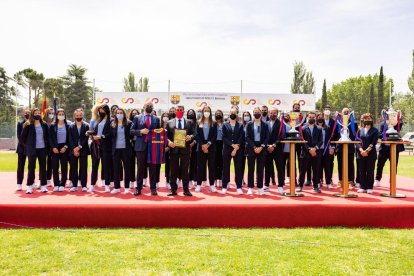 Placa de Oro de la Real Orden del Mérito Deportivo al Barça - El equipo femenino del Barça recibió ayer en Madrid la Placa de Oro de la Real Orden del Mérito Deportivo tras conquistar el triplete. El domingo ganaron la Copa de la Reina, aunque ...