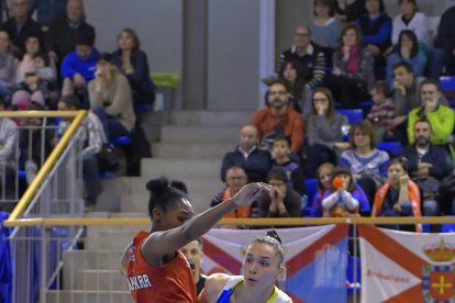 Irati Etxarri intenta irse del marcaje de Melita Emanuel durante el partido de ayer en el Palau.