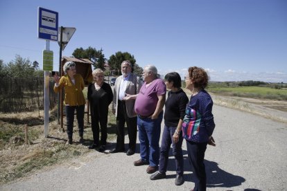 Veïns del Camí de la Mariola, al costat d’una parada del taxi a demanda a la partida.