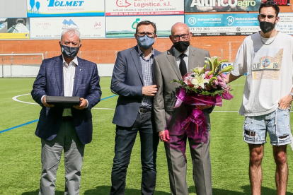 Acte emotiu - A l’acte van assistir, a més dels familiars, l’alcalde de Mollerussa, Marc Solsona; el vicepresident primer de la Federació Catalana, Josep Llaó; el delegat federatiu a Lleida i germà del difunt, Josep Maria Espasa, i el presi ...