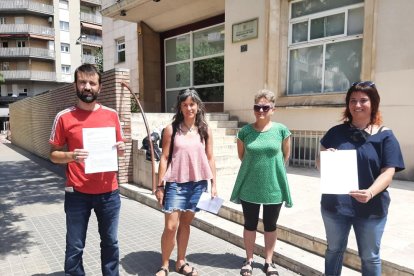 Representantes de la CUP ayer delante de Salud en Lleida. 