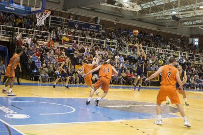 Alonso Meana lanza a canasta sin oposición durante el partido de ayer disputado en el pabellón de Pumarín, que presentó una gran entrada.